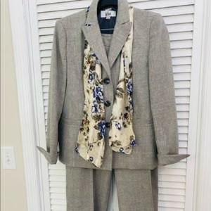 Women’s Suit Size 12 in pristine condition.